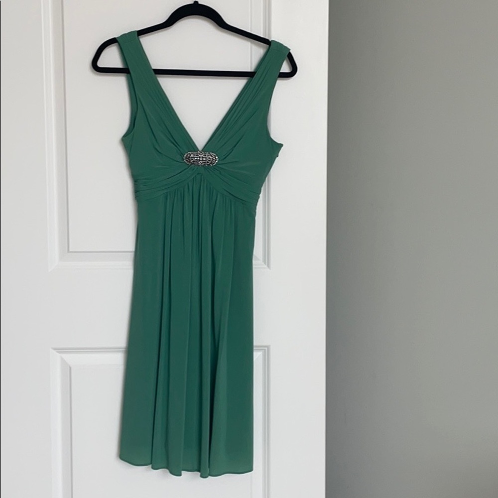 Such a good wedding guest dress!